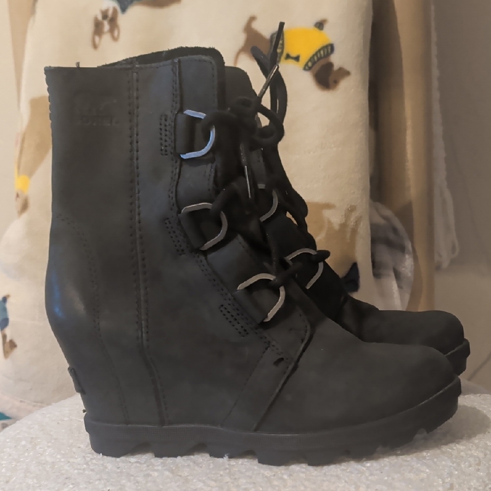 Sorel Back Wedge Boot.   Size 6